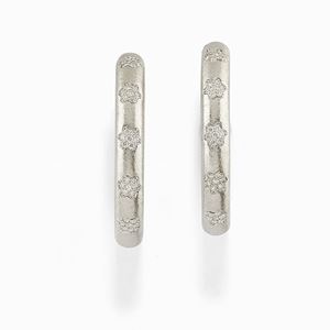 Orecchini in oro bianco satinato 18K con motivi a fiore in diamanti taglio brillante ct 0,60