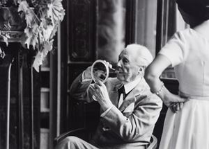 Frank Lloyd Wright grooming himself