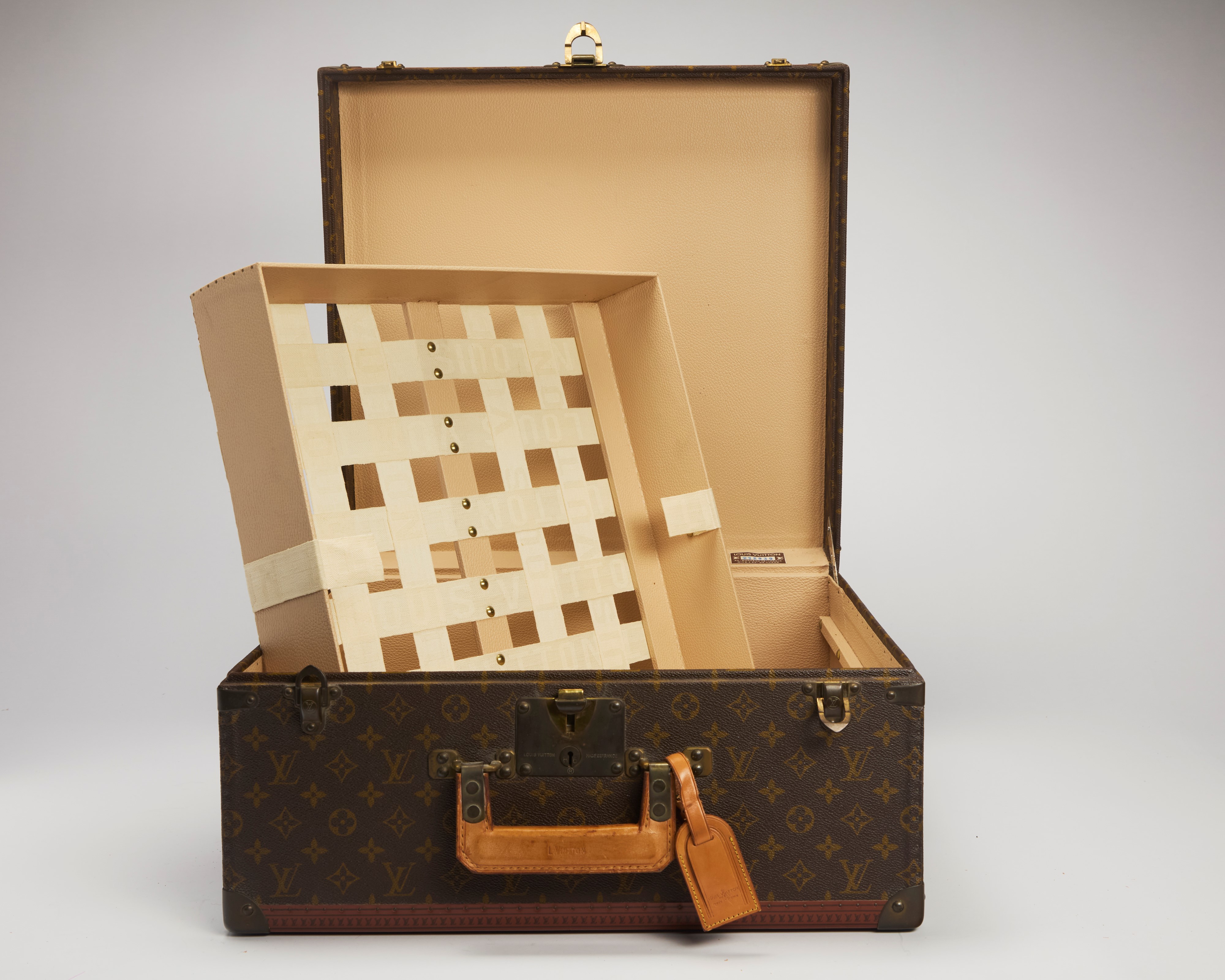 Louis Vuitton - Baule in tela monogram con profili e manico in cuoio