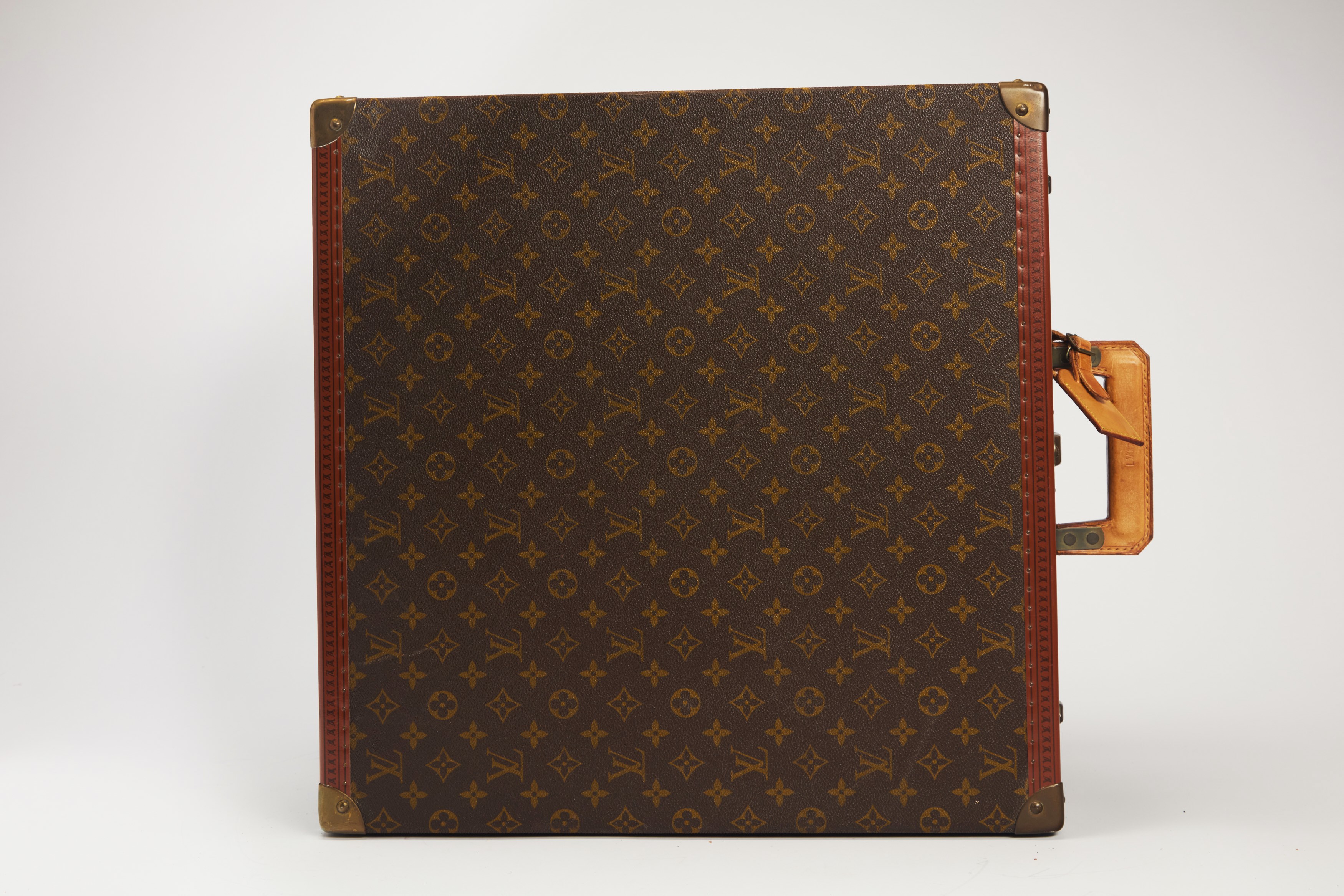 Louis Vuitton - Baule in tela monogram con profili e manico in cuoio