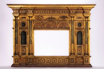 Edicola di Impianto Architettonico in Legno Intagliato, Dorato e Dipinto.