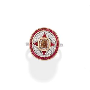 Anello con diamante fancy e rubini