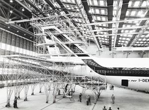 Aerei - il B 747 nell'hangar con i ponteggi di coda