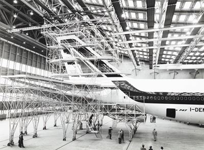 Aerei - il B 747 Nell'hangar con i Ponteggi di Coda