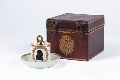 Tazza con Coperchio e Piattino in Porcellana Profilata in Oro, Entro Cofanetto Rivestito in Cuoio...