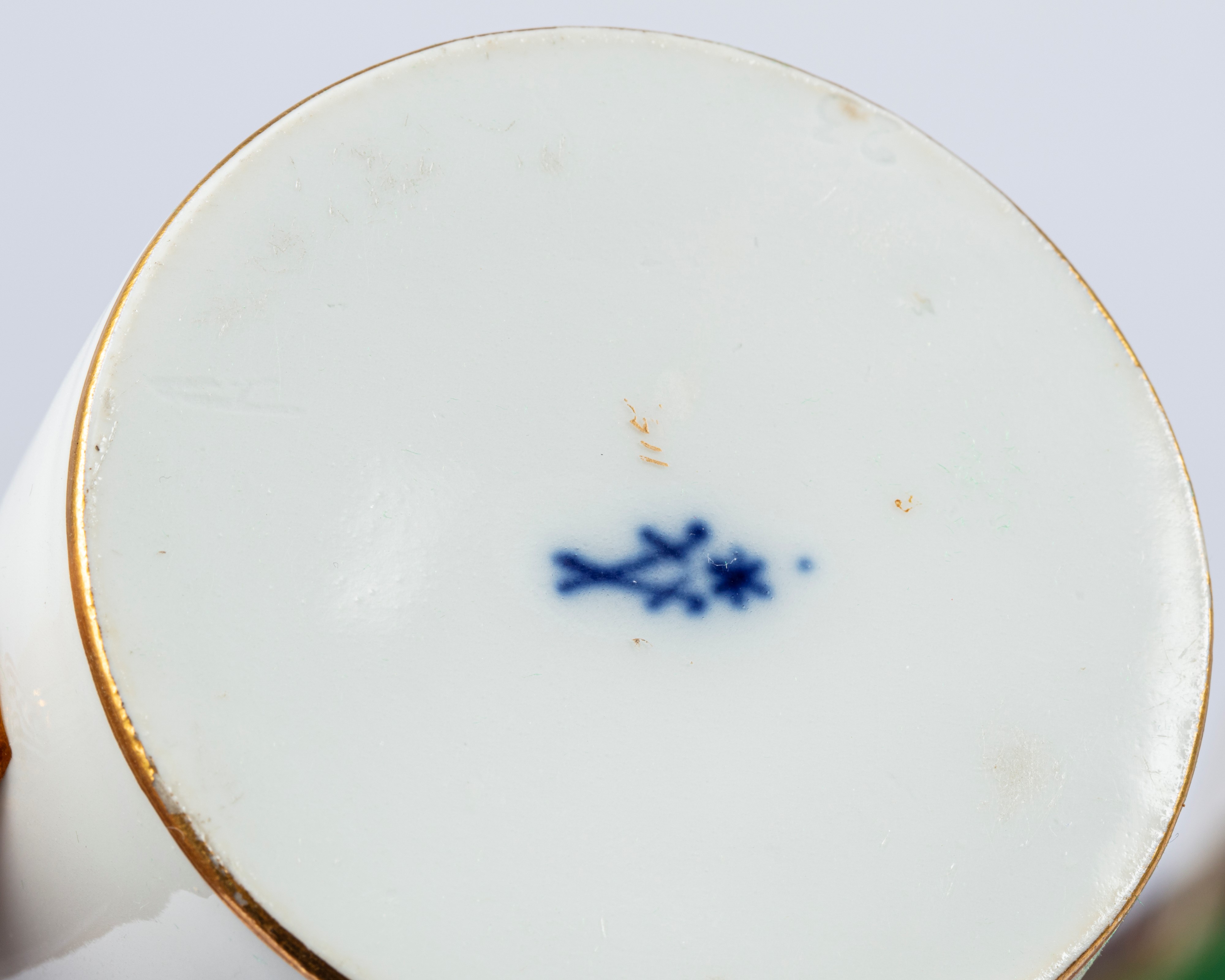 Tazza con Coperchio e Piattino in Porcellana Profilata in Oro, Entro Cofanetto Rivestito in Cuoio...
