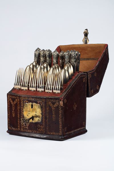 Set di Posate da Viaggio in Vermeil Entro Cofanetto Rivestito in Cuoio Impresso in Oro. Francia, ...