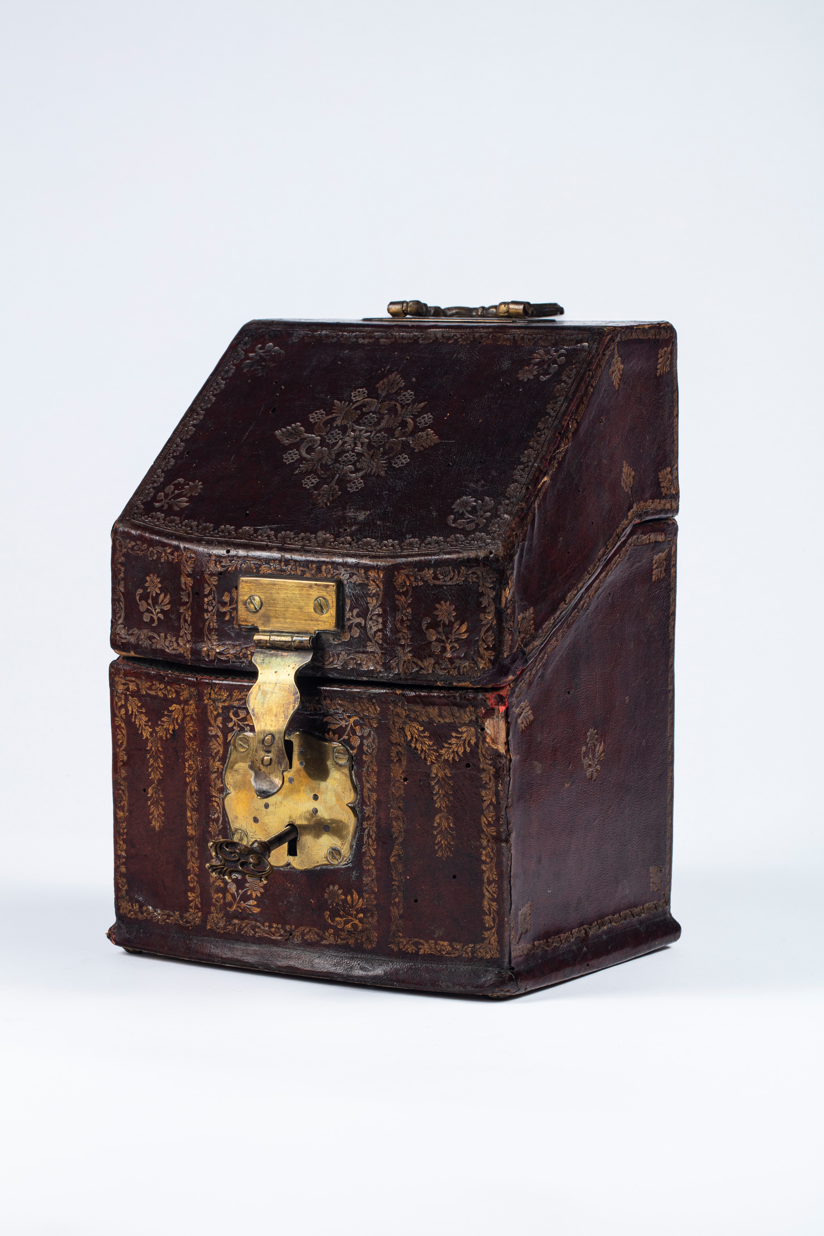 Set di Posate da Viaggio in Vermeil Entro Cofanetto Rivestito in Cuoio Impresso in Oro. Francia, ...