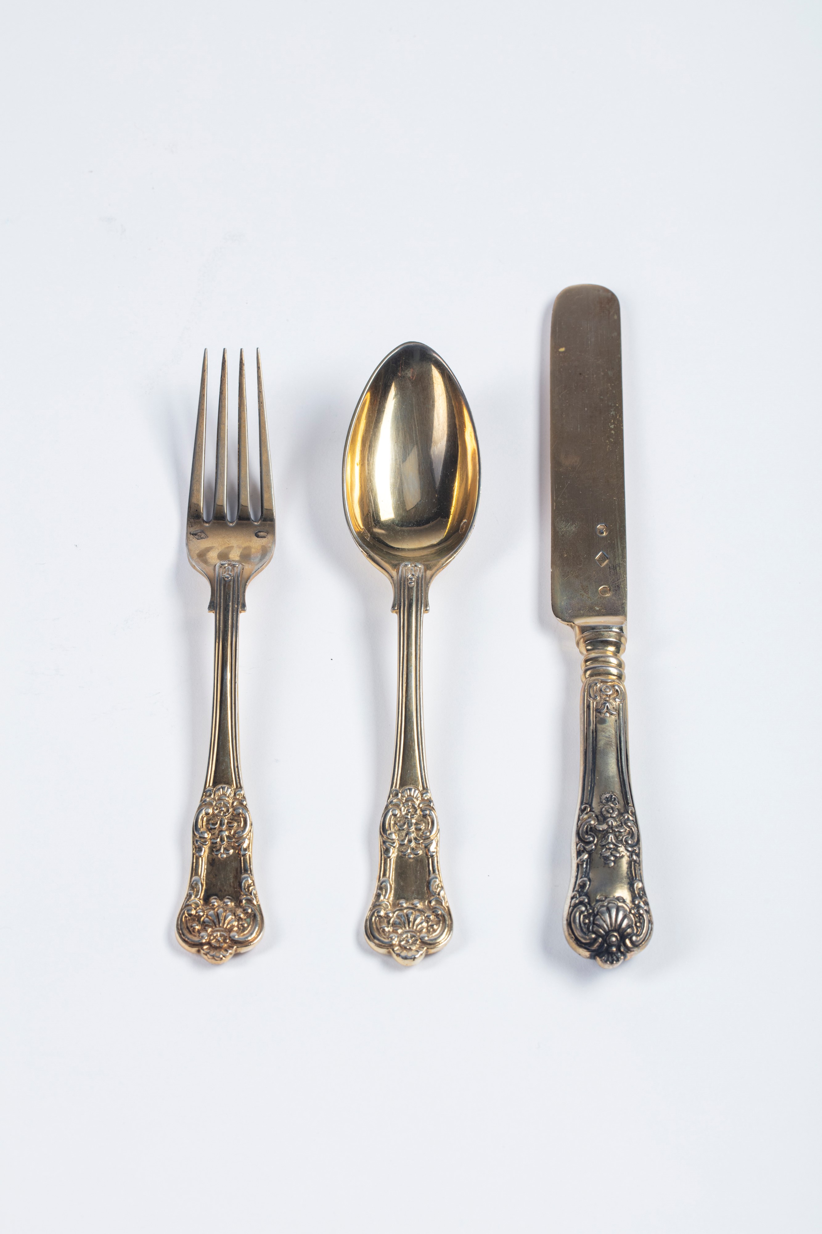 Set di Posate da Viaggio in Vermeil Entro Cofanetto Rivestito in Cuoio Impresso in Oro. Francia, ...