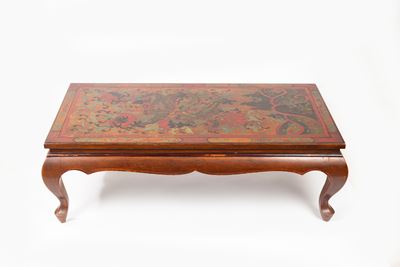 Tavolino Basso Orientale in Legno Laccato e Dipinto