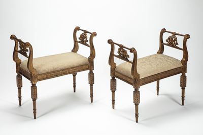 Coppia di Panchetti in Legno Intagliato e Dorato. Roma, Secolo XVIII