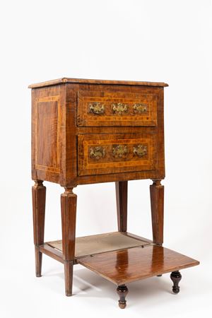 Walnut and walnut root veneered and threaded kneeler, late 18th century
