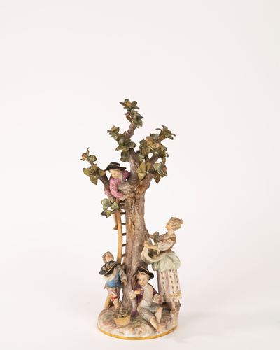 Gruppo in Porcellana Policroma Raffigurante la Raccolta delle Mele, Manifattura di Meissen, Secol...
