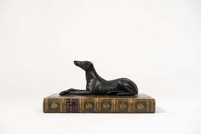 Fermacarte in Legno Dipinto a Forma di Levriero Accovacciato su Libro