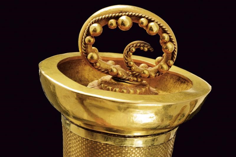 Straordinario kris con fornimenti in oro, argento e pietre dure