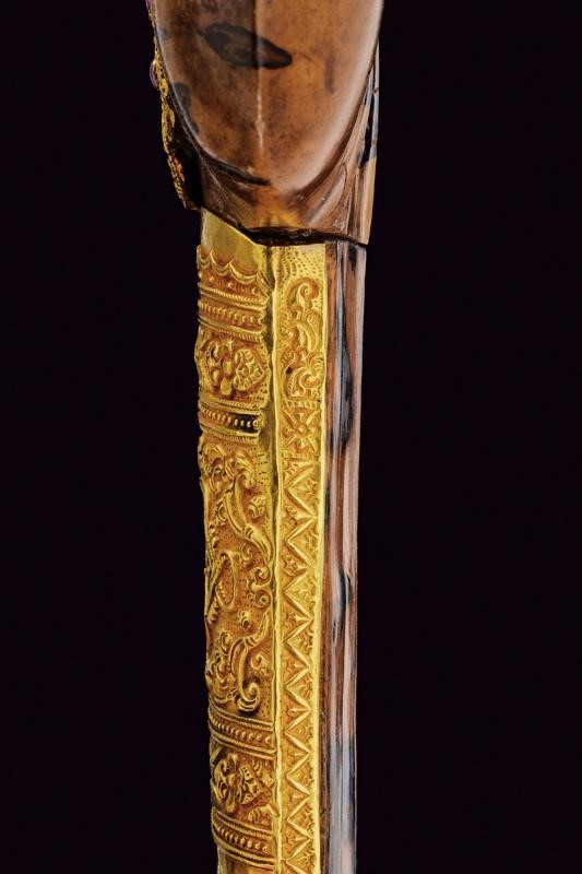 Straordinario kris con fornimenti in oro, argento e pietre dure