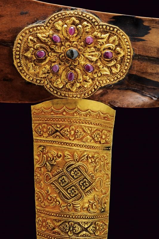 Straordinario kris con fornimenti in oro, argento e pietre dure