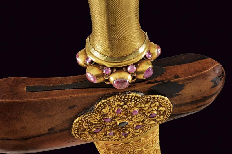 Straordinario kris con fornimenti in oro, argento e pietre dure