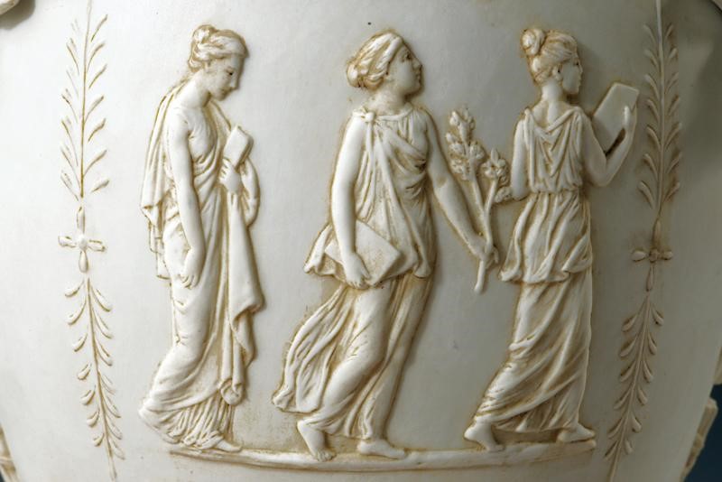 Paio di Anfore Patriottiche in Porcellana Biscuit