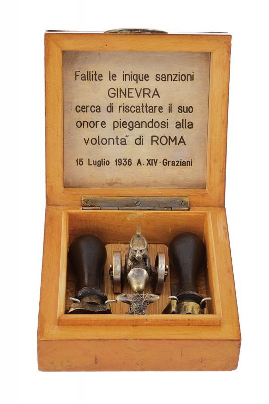 Scatola Satirica con Coperchio in Argento
