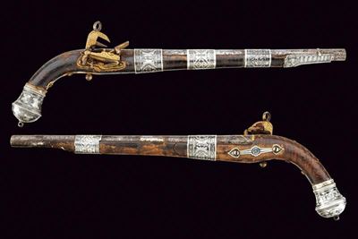 Notevole Paio di Pistole con Fornimenti in Argento e Agemine in Oro