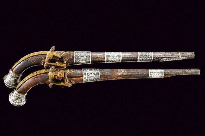Notevole Paio di Pistole con Fornimenti in Argento e Agemine in Oro