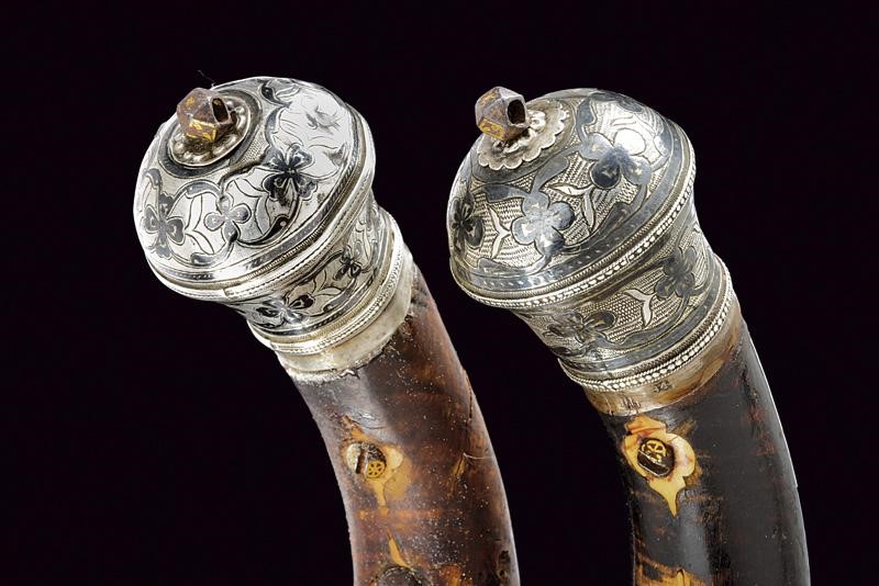 Notevole Paio di Pistole con Fornimenti in Argento e Agemine in Oro