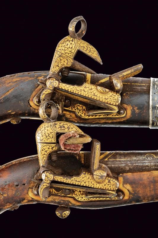 Notevole Paio di Pistole con Fornimenti in Argento e Agemine in Oro