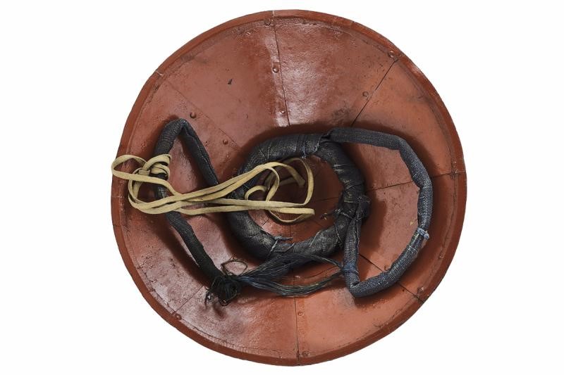 Jingasa in Ferro con Nakawa-ni-daki-ha-omodaka-mon