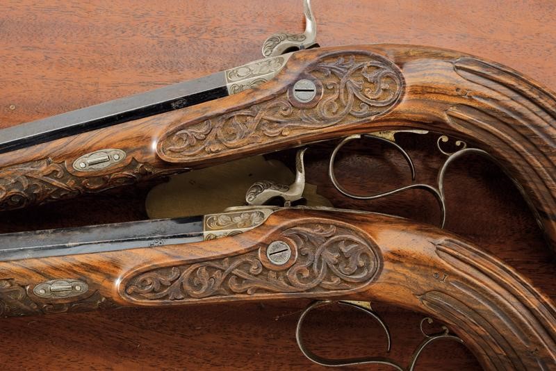 Paio di Eleganti Pistole da Tiro a Lumino in Cassetta