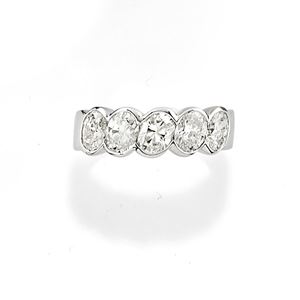 Anello in oro bianco 18K e diamanti taglio ovale ct 1,50