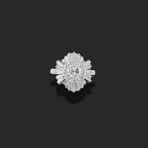 Anello in oro bianco 18K e diamanti taglio brillante e tapered baguette