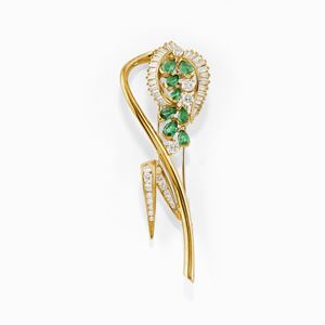 A 18K yellow gold, diamond and emerald pendant brooch