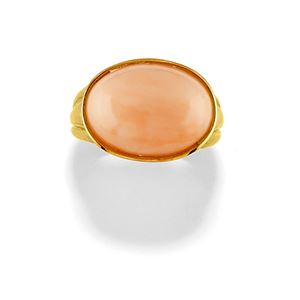 Anello in oro giallo 18K e corallo rosa taglio ovale cabochon