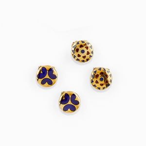 Quattro copribottoni in oro giallo 18K e smalto
