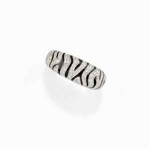 Anello con smalto e diamanti