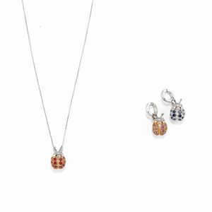 Lot of 18K two-color gold, multicolor sapphire and diamond jewels, one necklace and two charms