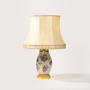 Vaso spiraliforme montato a lampada in porcellana policroma Samson. Secolo XIX