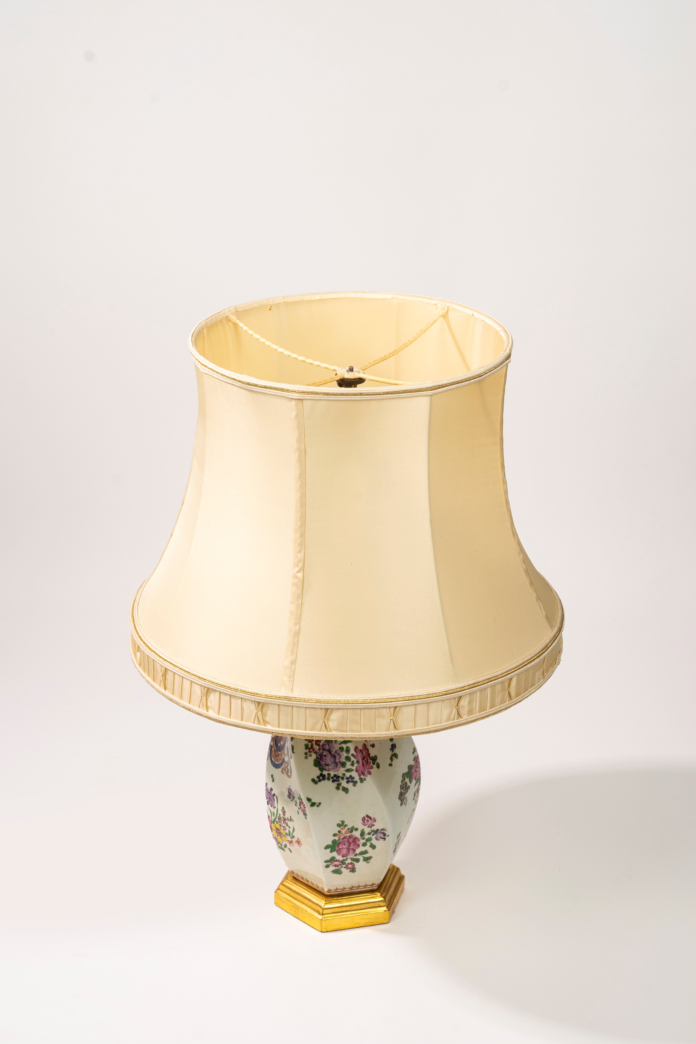 Vaso spiraliforme montato a lampada in porcellana policroma Samson. Secolo XIX