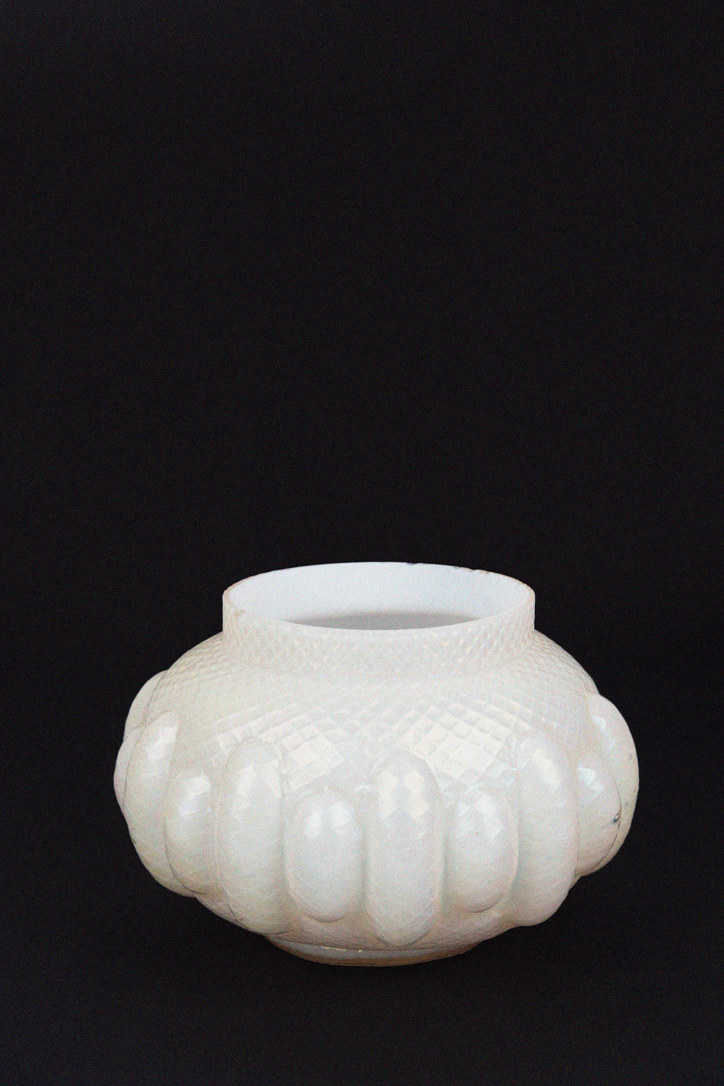 Vaso di Forma Circolare in Vetro Bianco Baccellato