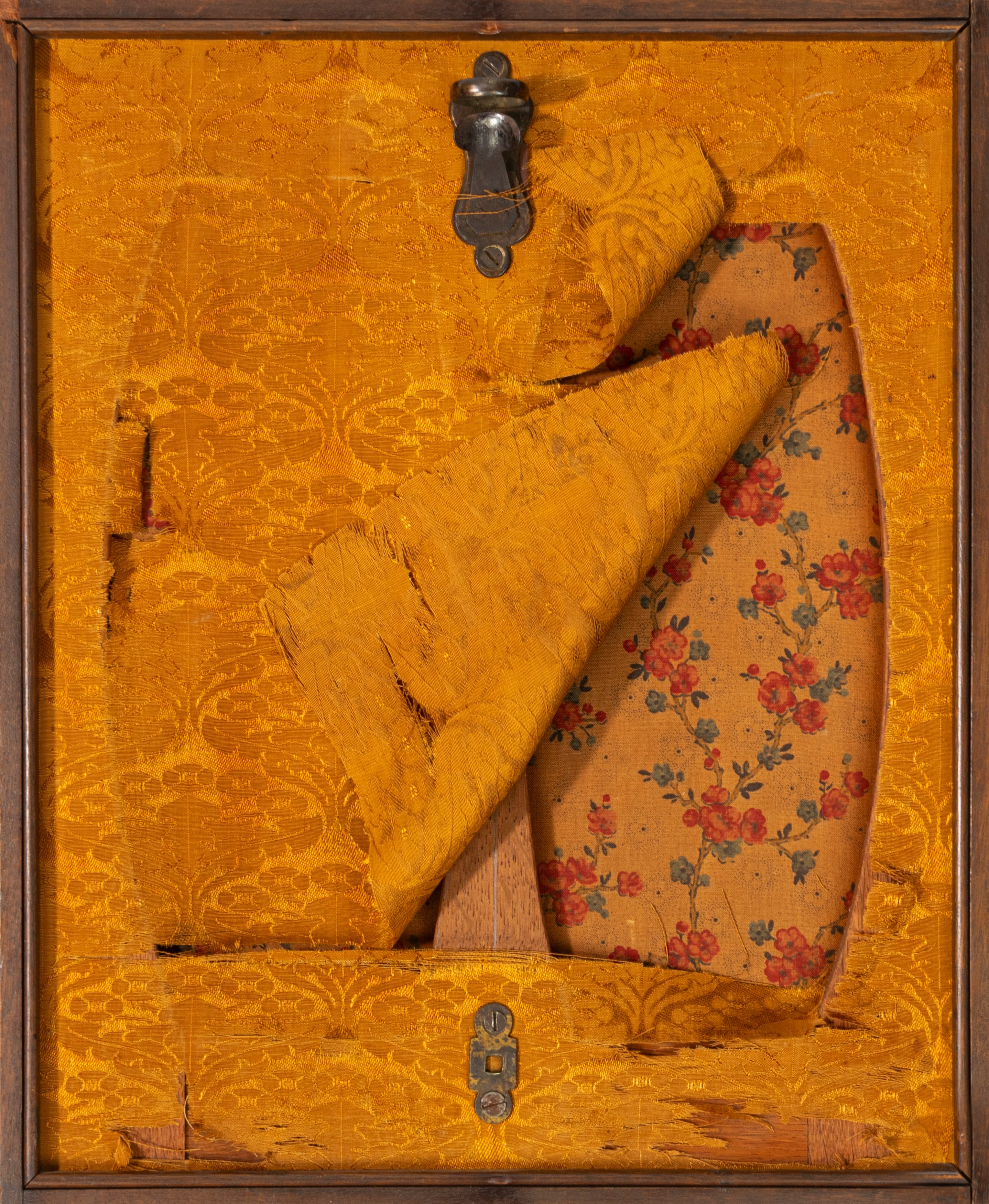 Stemma ricamato con motto "Que pensez" entro cartiglio