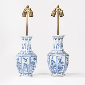 Coppia di vasi a balaustro in porcellana bianco-blu