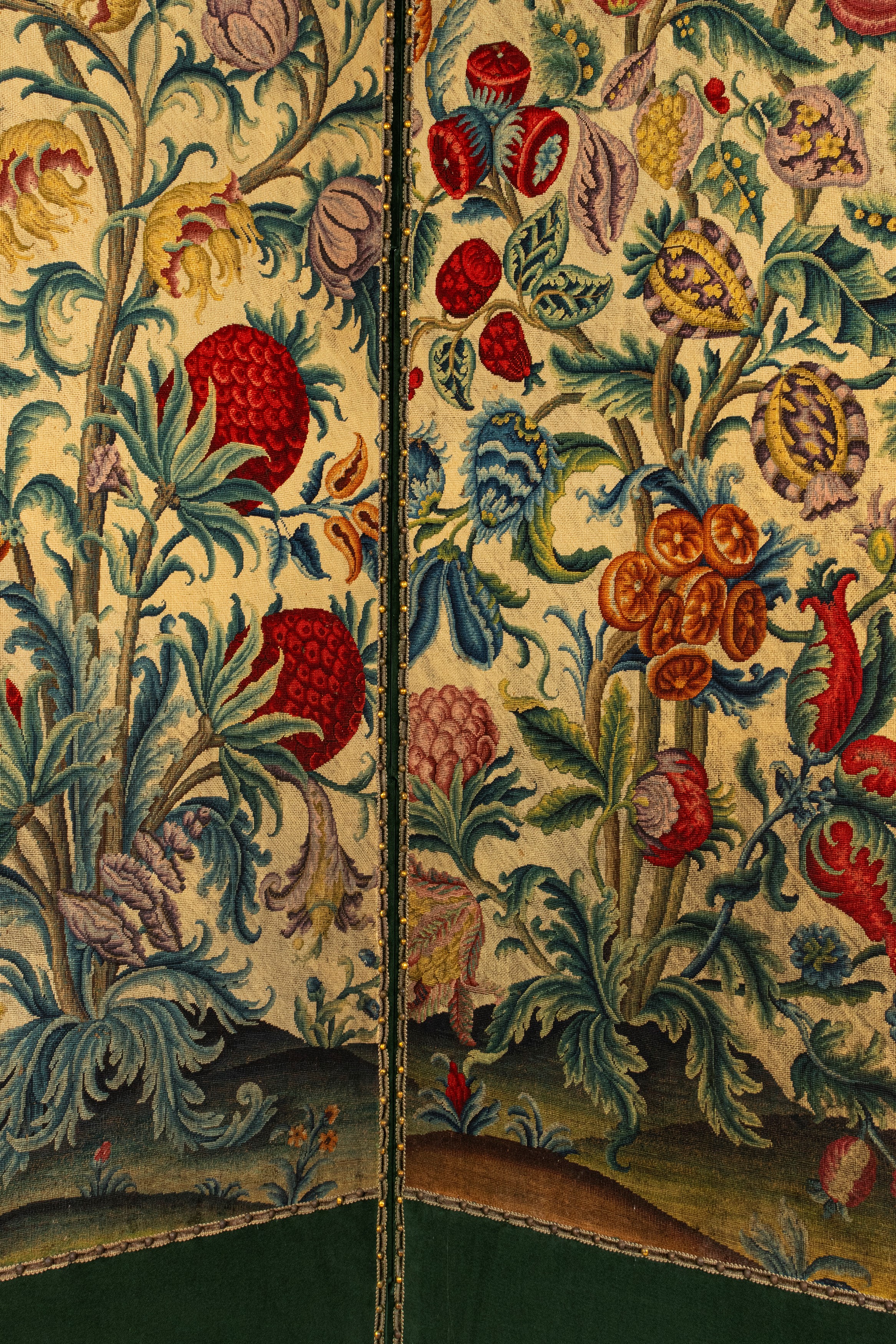 Paravento a tre ante rivestite in velluto verde e arazzo borchiato