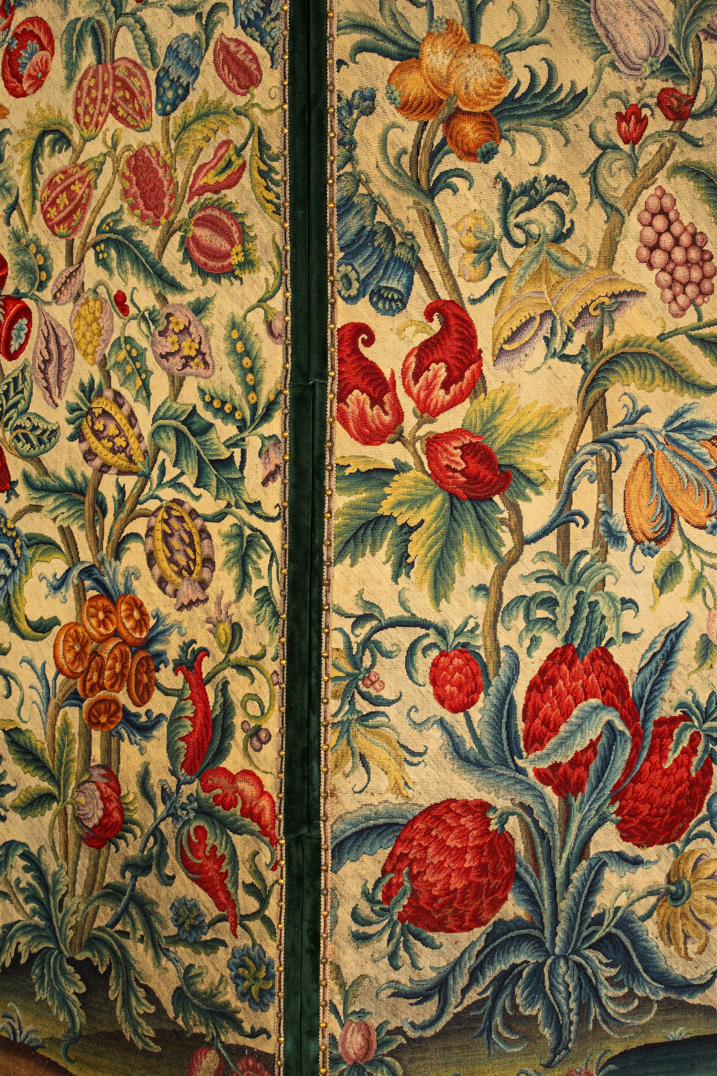 Paravento a tre ante rivestite in velluto verde e arazzo borchiato