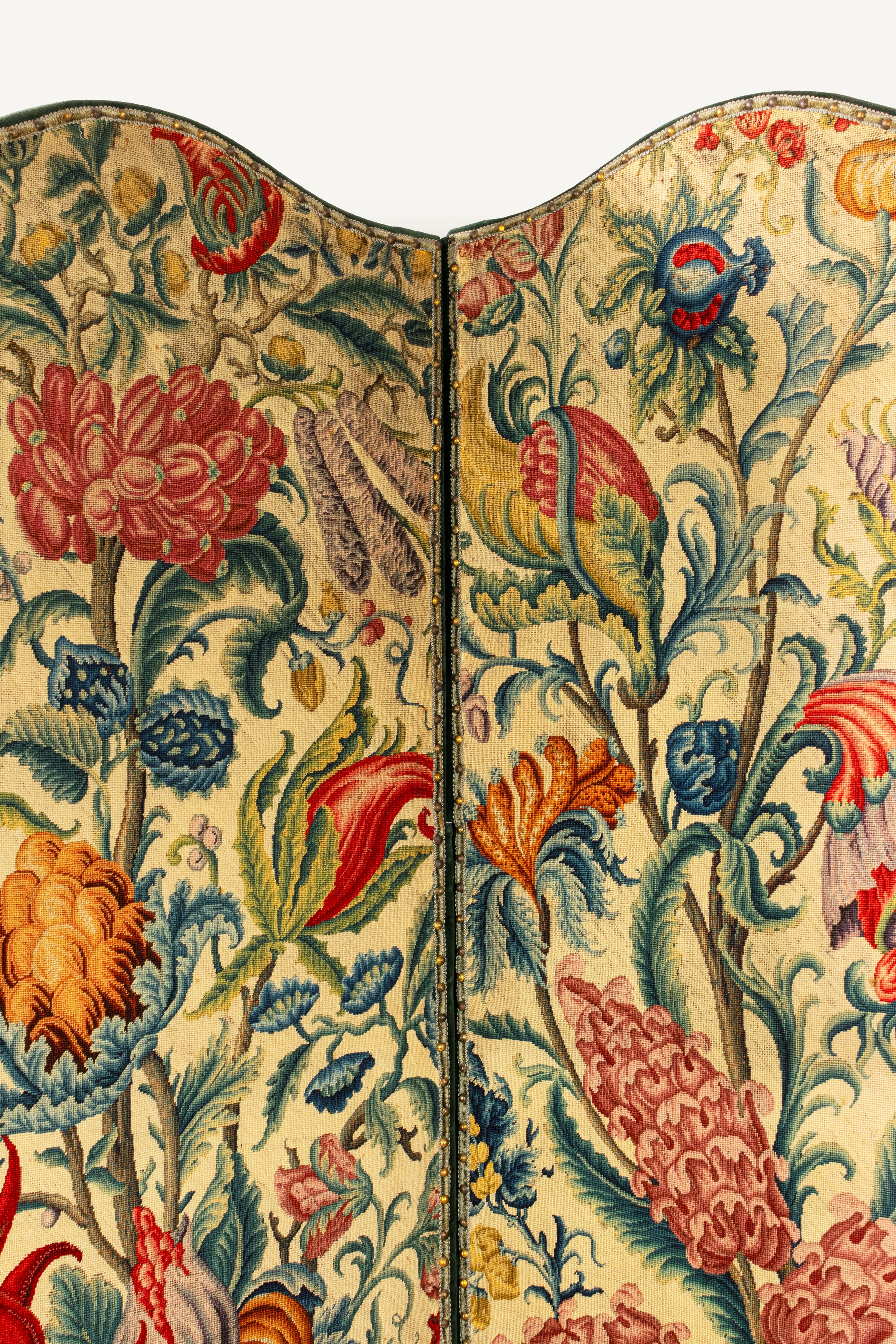 Paravento a tre ante rivestite in velluto verde e arazzo borchiato