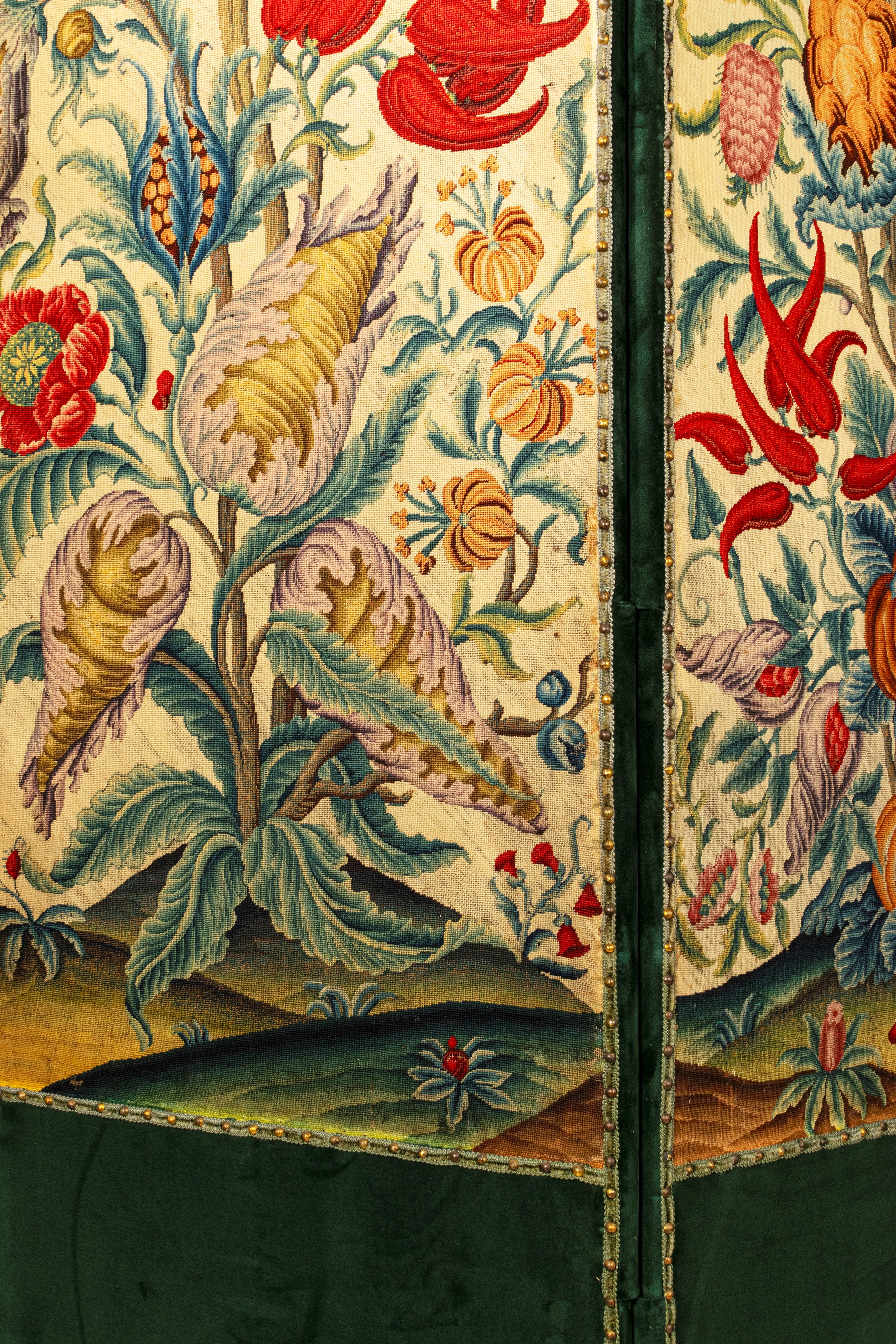 Paravento a tre ante rivestite in velluto verde e arazzo borchiato