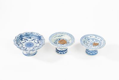 Tre Alzatine in Porcellana Bianca e Blu