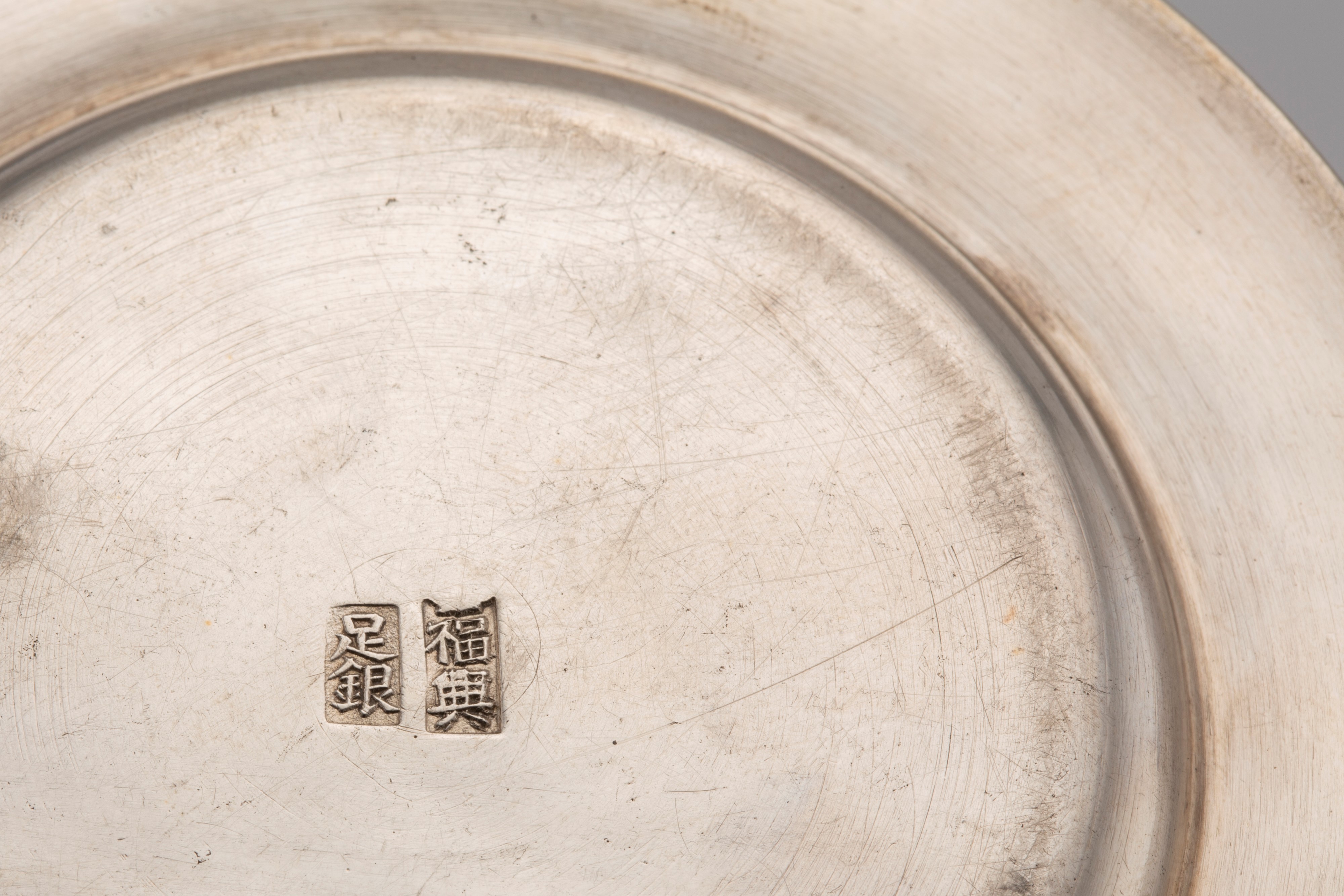 Undici piattini e sei sotto bicchieri