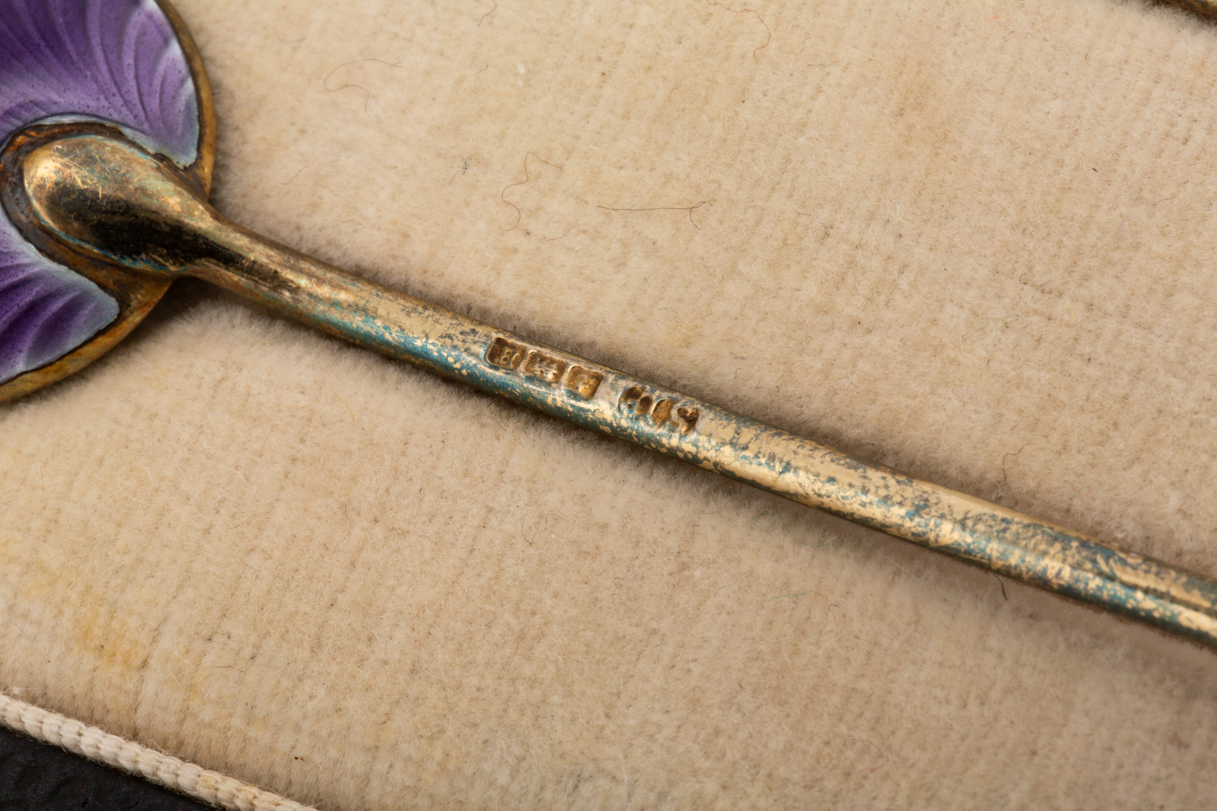 Sei cucchiaini e sette bicchierini