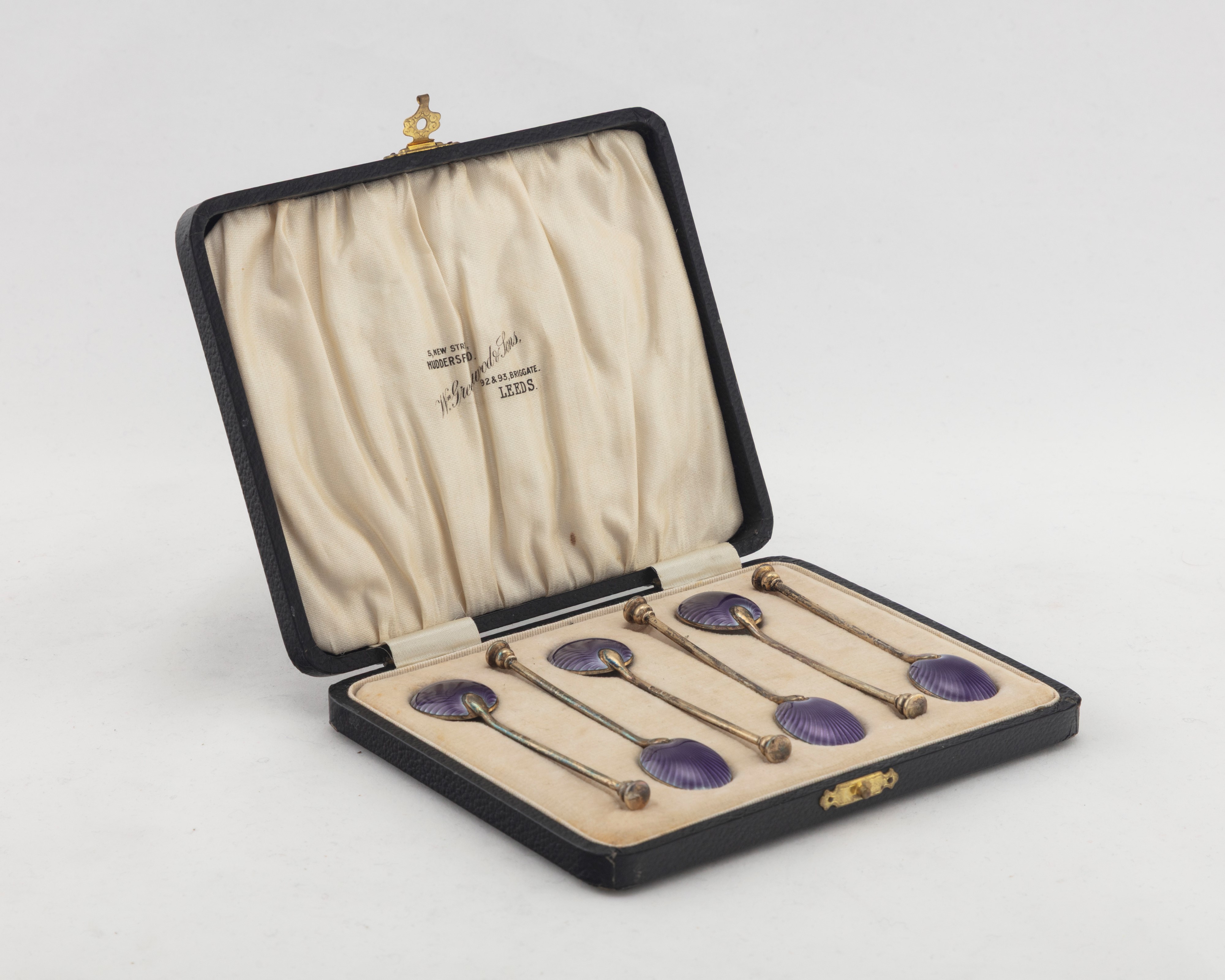 Sei cucchiaini e sette bicchierini